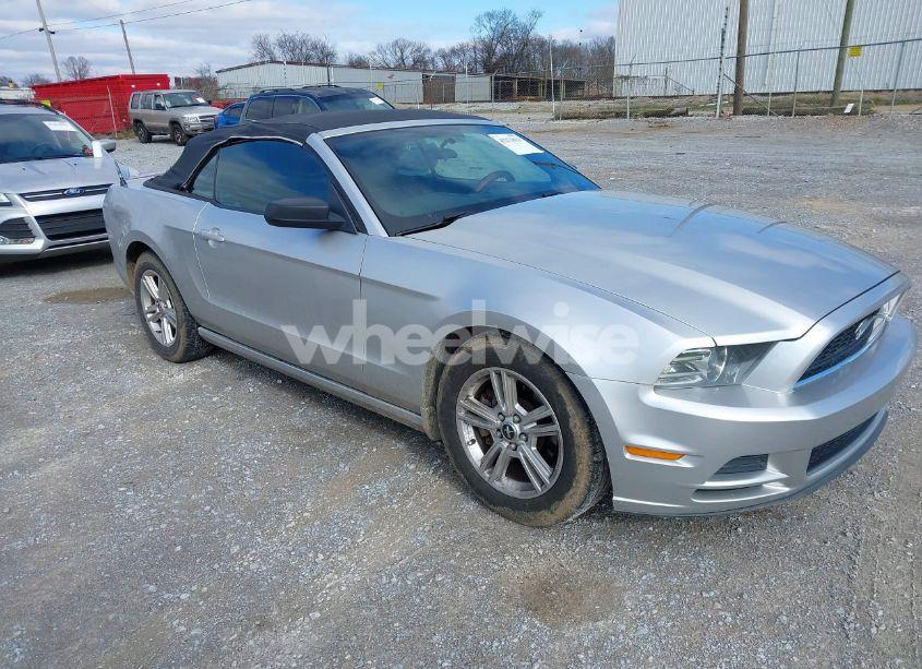 2013 Ford Mustang V6 (VIN 1ZVBP8EM2D5239439) main photo