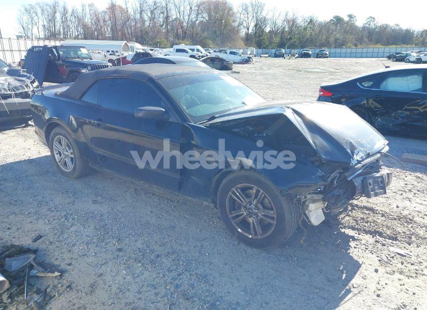 2014 Ford Mustang V6 (VIN 1ZVBP8EM2E5322709) main photo