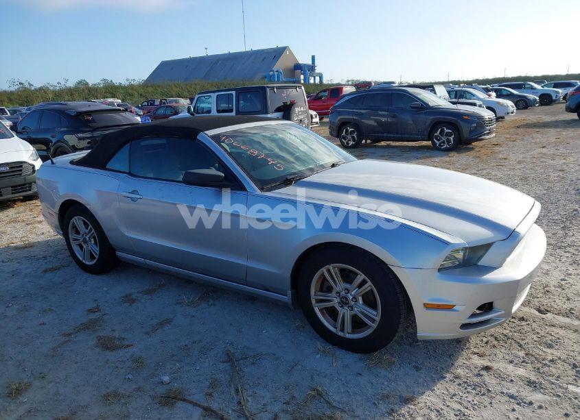 2013 Ford Mustang V6 (VIN 1ZVBP8EM6D5237273) main photo