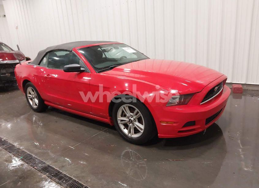 2013 Ford Mustang V6 (VIN 1ZVBP8EM7D5224564) main photo