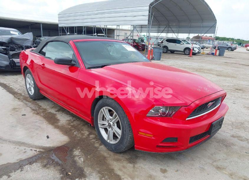 2013 Ford Mustang V6 (VIN 1ZVBP8EM7D5239369) main photo