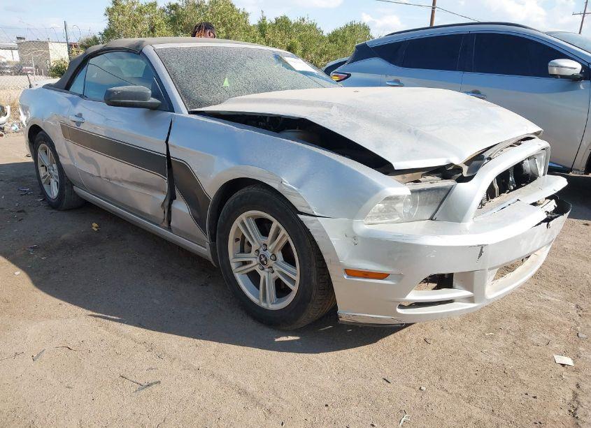 2014 Ford Mustang V6 (VIN 1ZVBP8EM7E5215672) main photo