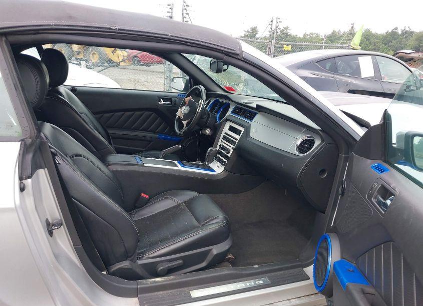 Photo 5 of 2013 Ford Mustang V6 PREMIUM (VIN 1ZVBP8EM8D5203299)