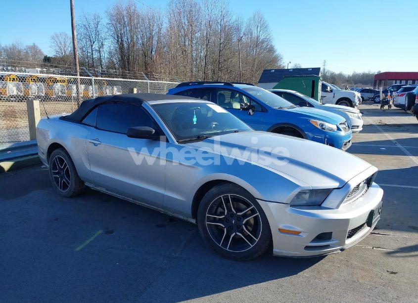 2014 Ford Mustang V6 (VIN 1ZVBP8EM8E5264833) main photo