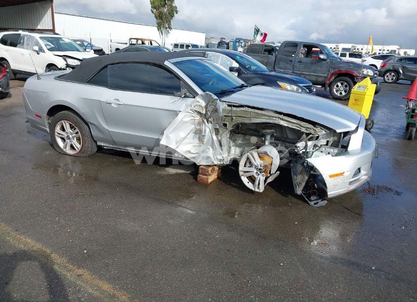 2014 Ford Mustang V6 (VIN 1ZVBP8EM9E5316695) main photo