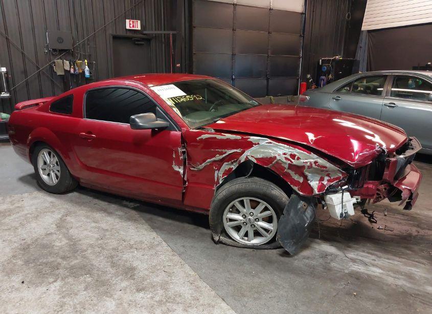 2005 Ford Mustang V6 DELUXE/V6 PREMIUM (VIN 1ZVFT80N355223913) main photo