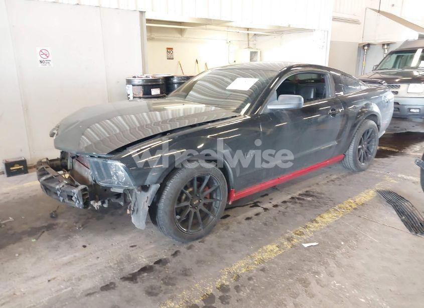 Photo 2 of 2005 Ford Mustang GT DELUXE/GT PREMIUM (VIN 1ZVFT82H755230869)