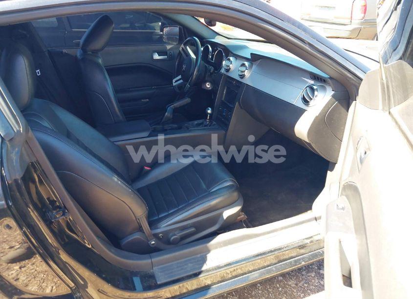 Photo 5 of 2005 Ford Mustang GT DELUXE/GT PREMIUM (VIN 1ZVFT82H855244683)