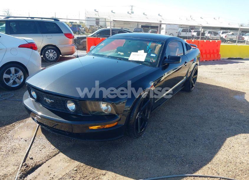 Photo 2 of 2005 Ford Mustang GT DELUXE/GT PREMIUM (VIN 1ZVFT82HX55231272)