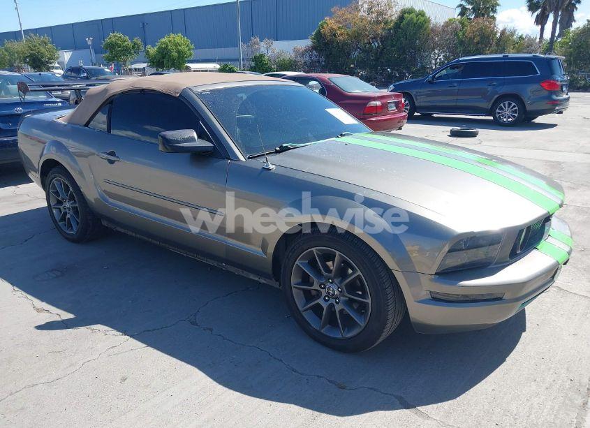 2005 Ford Mustang (VIN 1ZVFT84N155207543) main photo