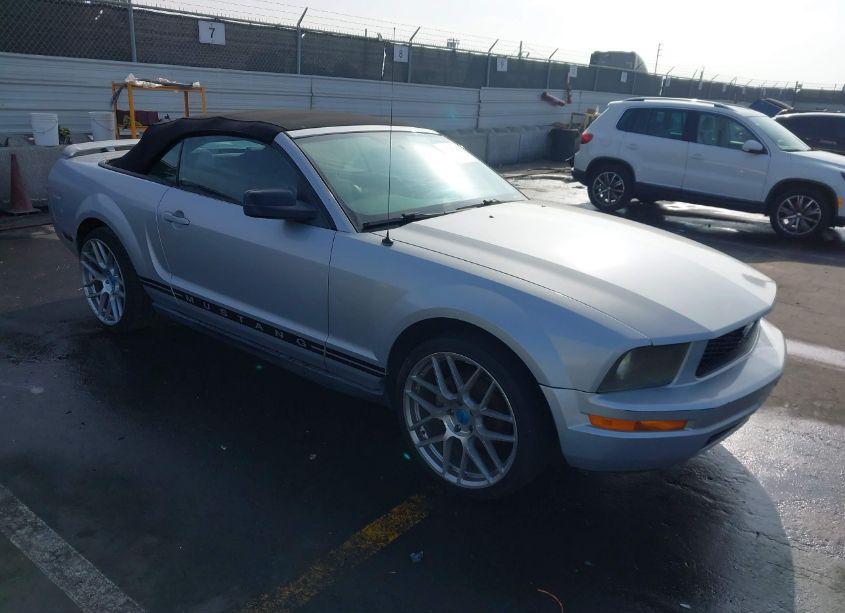 2005 Ford Mustang (VIN 1ZVFT84N255208314) main photo