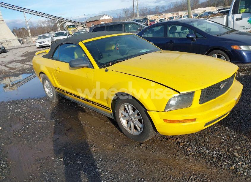 2005 Ford Mustang (VIN 1ZVFT84N655253188) main photo