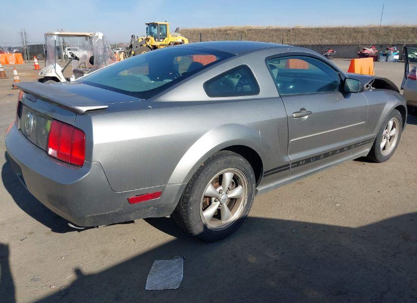 Photo 4 of 2008 Ford Mustang V6 DELUXE (VIN 1ZVHT80NX85196609)