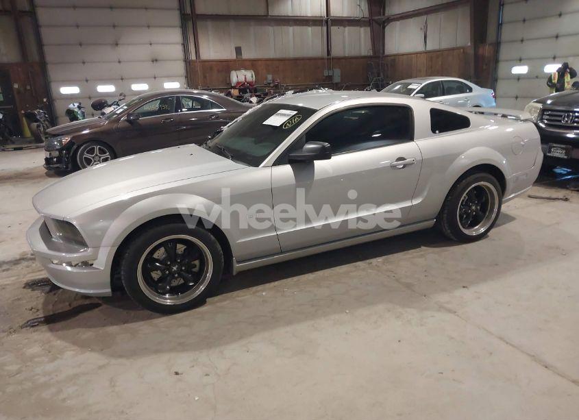 Photo 2 of 2005 Ford Mustang GT DELUXE/GT PREMIUM (VIN 1ZVHT82H055108511)