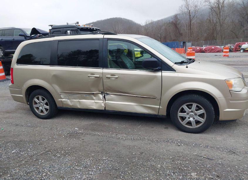 Photo 13 of 2010 Chrysler Town & COUNTRY NEW LX (VIN 2A4RR2D18AR321877)