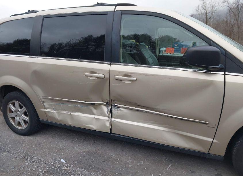 Photo 6 of 2010 Chrysler Town & COUNTRY NEW LX (VIN 2A4RR2D18AR321877)