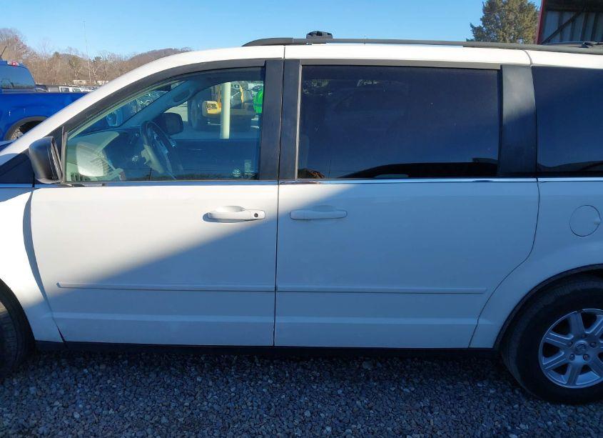 Photo 15 of 2010 Chrysler Town & COUNTRY NEW LX (VIN 2A4RR2D18AR381528)