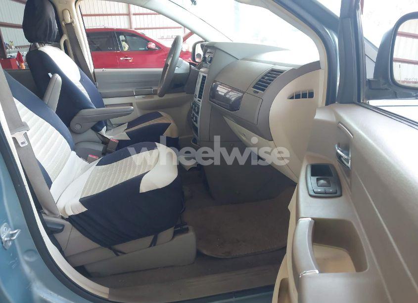 Photo 5 of 2010 Chrysler Town & COUNTRY LX (VIN 2A4RR4DE0AR186389)