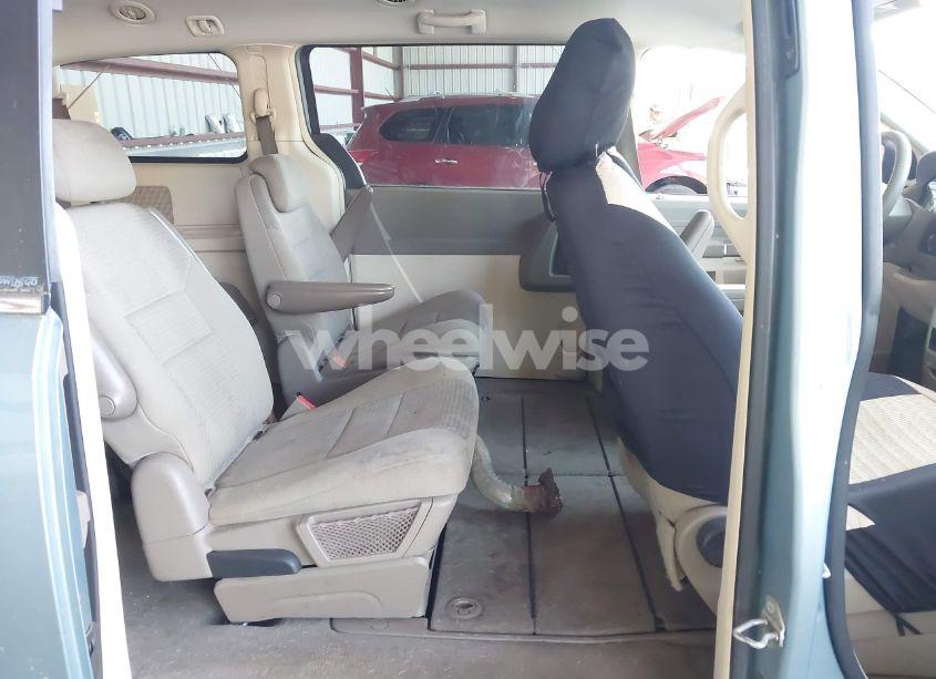 Photo 8 of 2010 Chrysler Town & COUNTRY LX (VIN 2A4RR4DE0AR186389)