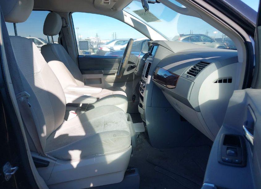 Photo 5 of 2010 Chrysler Town & COUNTRY LX (VIN 2A4RR4DE7AR141093)