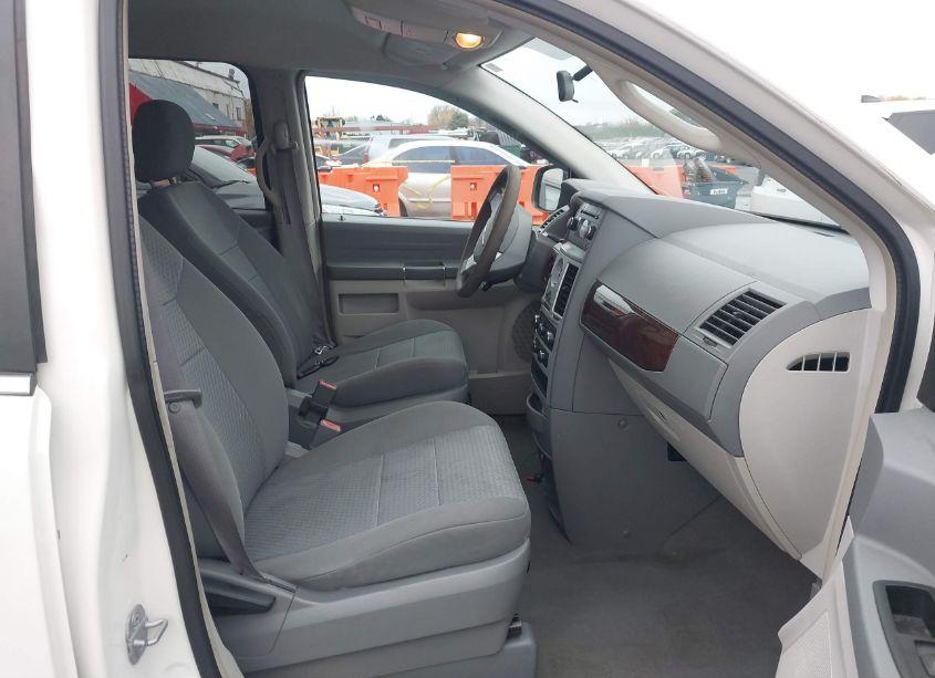 Photo 5 of 2010 Chrysler Town & COUNTRY LX (VIN 2A4RR4DE7AR206377)