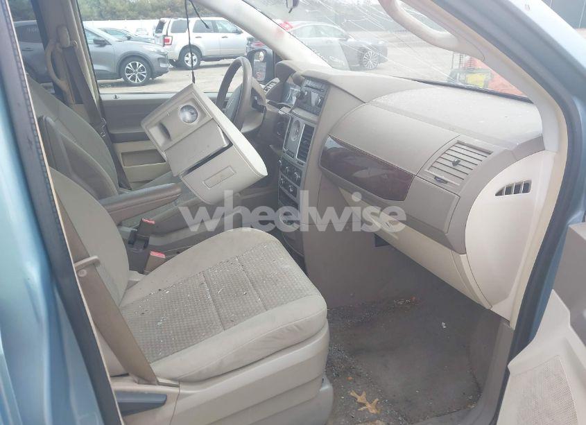 Photo 5 of 2010 Chrysler Town & COUNTRY LX (VIN 2A4RR4DE8AR161837)