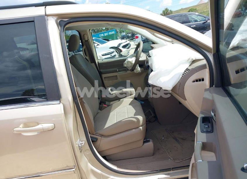 Photo 5 of 2010 Chrysler Town & COUNTRY LX (VIN 2A4RR4DE8AR262635)