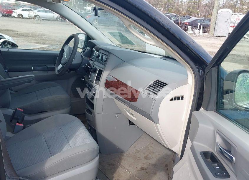 Photo 5 of 2010 Chrysler Town & COUNTRY LX (VIN 2A4RR4DE9AR390995)