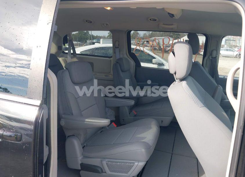 Photo 8 of 2010 Chrysler Town & COUNTRY LX (VIN 2A4RR4DE9AR390995)