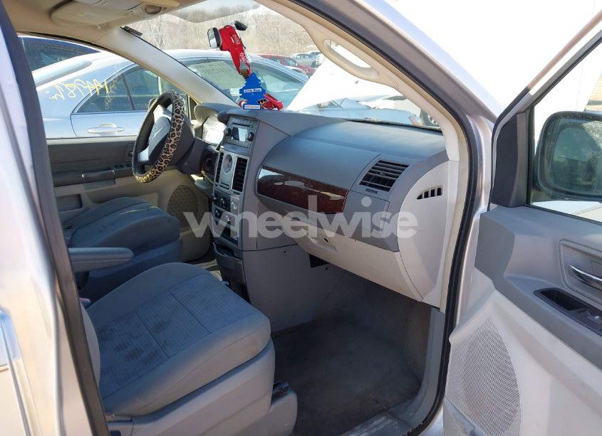 Photo 5 of 2010 Chrysler Town & COUNTRY LX (VIN 2A4RR4DEXAR142383)