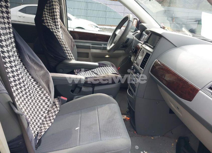 Photo 5 of 2010 Chrysler Town & COUNTRY TOURING (VIN 2A4RR5D10AR183852)