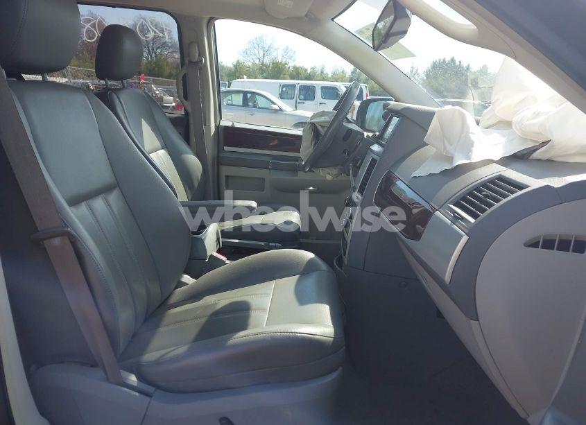 Photo 5 of 2010 Chrysler Town & COUNTRY TOURING (VIN 2A4RR5D10AR189117)