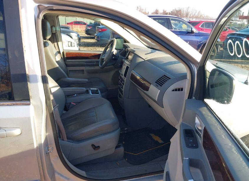 Photo 5 of 2010 Chrysler Town & COUNTRY TOURING (VIN 2A4RR5D10AR310275)