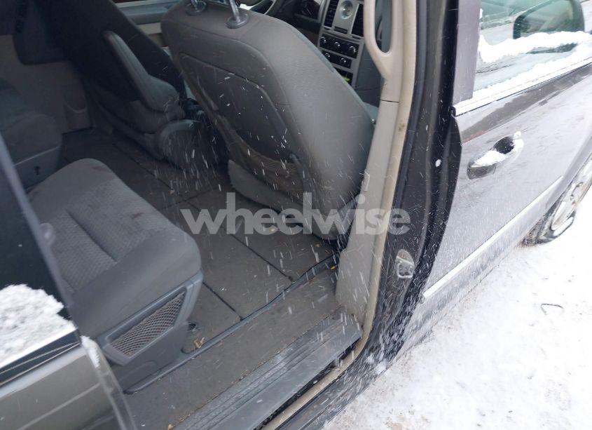 Photo 8 of 2010 Chrysler Town & COUNTRY TOURING (VIN 2A4RR5D10AR449497)