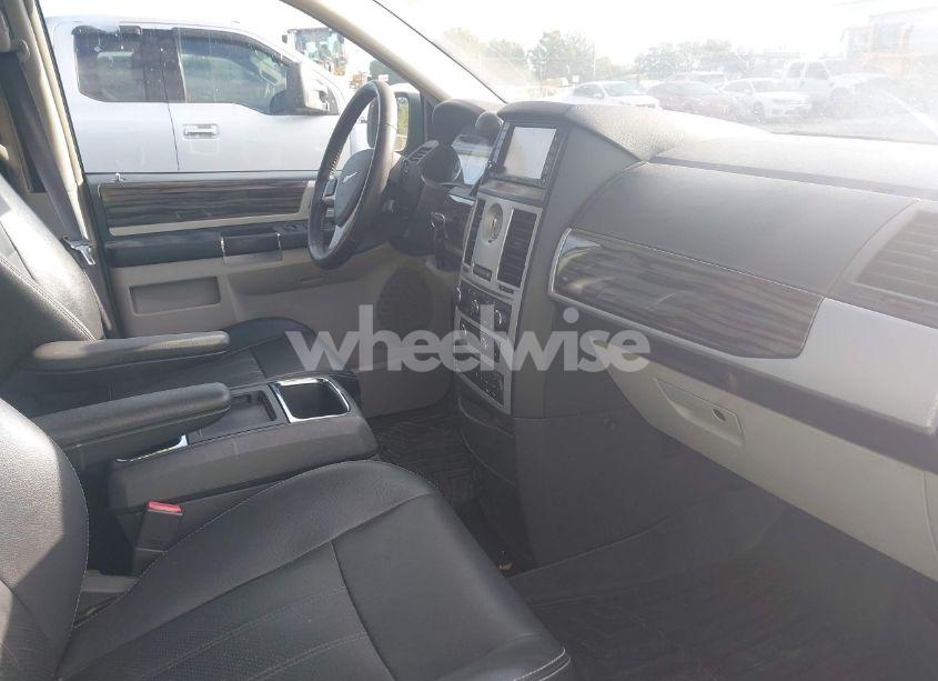 Photo 5 of 2010 Chrysler Town & COUNTRY TOURING (VIN 2A4RR5D11AR281580)