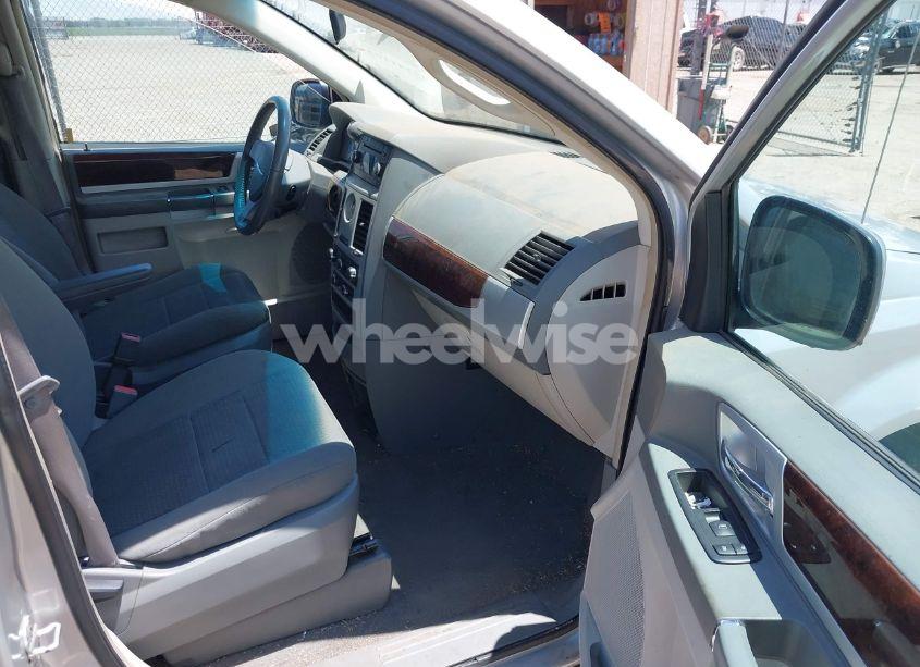 Photo 5 of 2010 Chrysler Town & COUNTRY TOURING (VIN 2A4RR5D11AR373188)