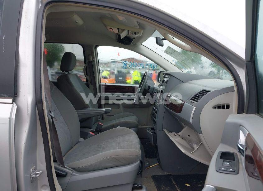 Photo 5 of 2010 Chrysler Town & COUNTRY TOURING (VIN 2A4RR5D12AR198014)