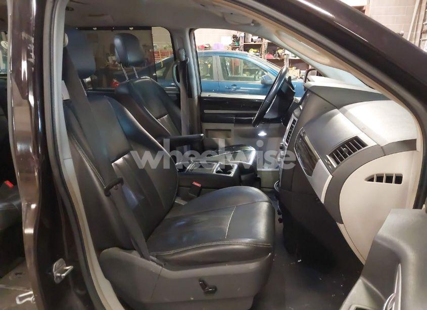 Photo 5 of 2010 Chrysler Town & COUNTRY TOURING (VIN 2A4RR5D12AR299120)