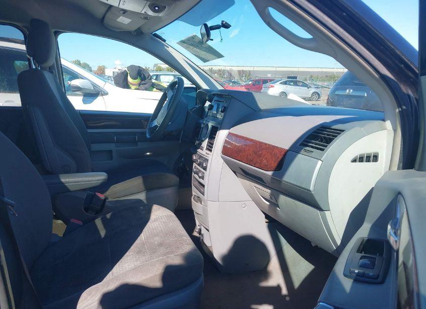 Photo 5 of 2010 Chrysler Town & COUNTRY TOURING (VIN 2A4RR5D12AR440851)