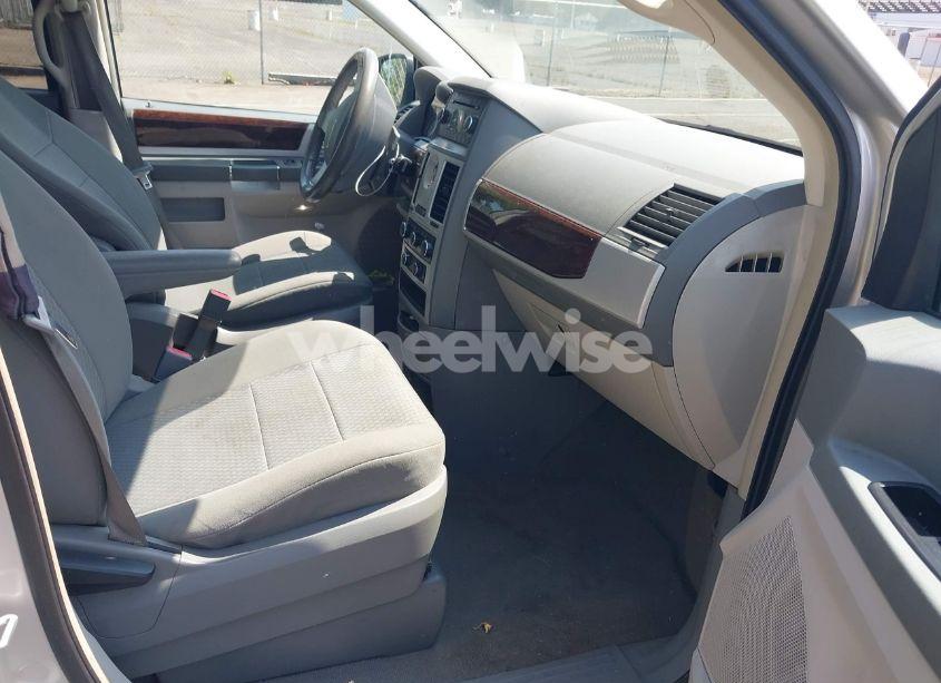 Photo 5 of 2010 Chrysler Town & COUNTRY TOURING (VIN 2A4RR5D14AR319240)