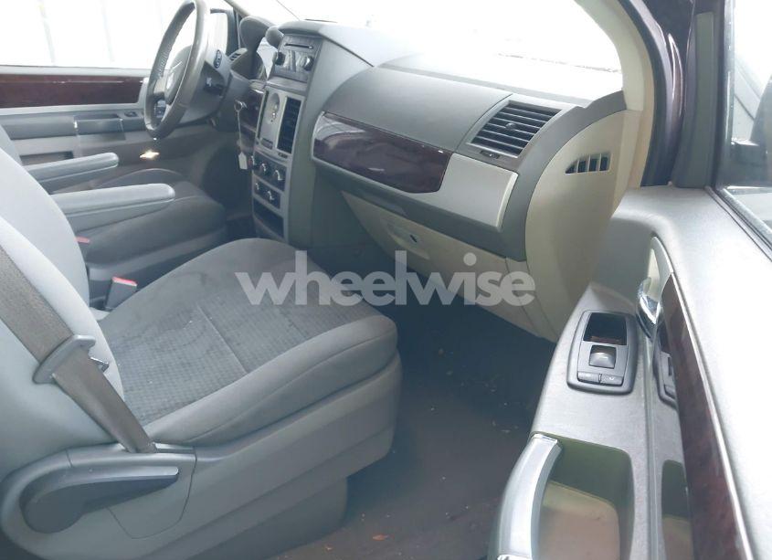 Photo 5 of 2010 Chrysler Town & COUNTRY TOURING (VIN 2A4RR5D14AR399400)