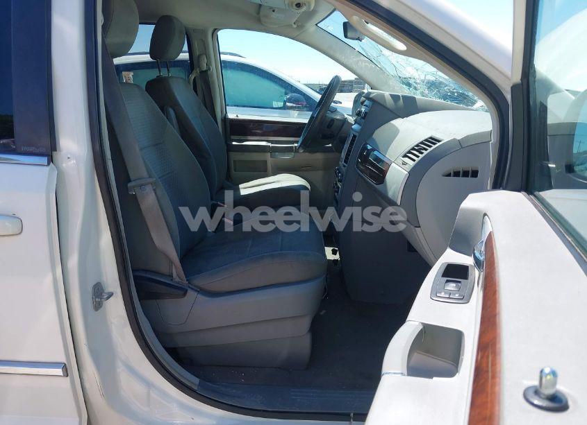 Photo 5 of 2010 Chrysler Town & COUNTRY TOURING (VIN 2A4RR5D15AR229109)