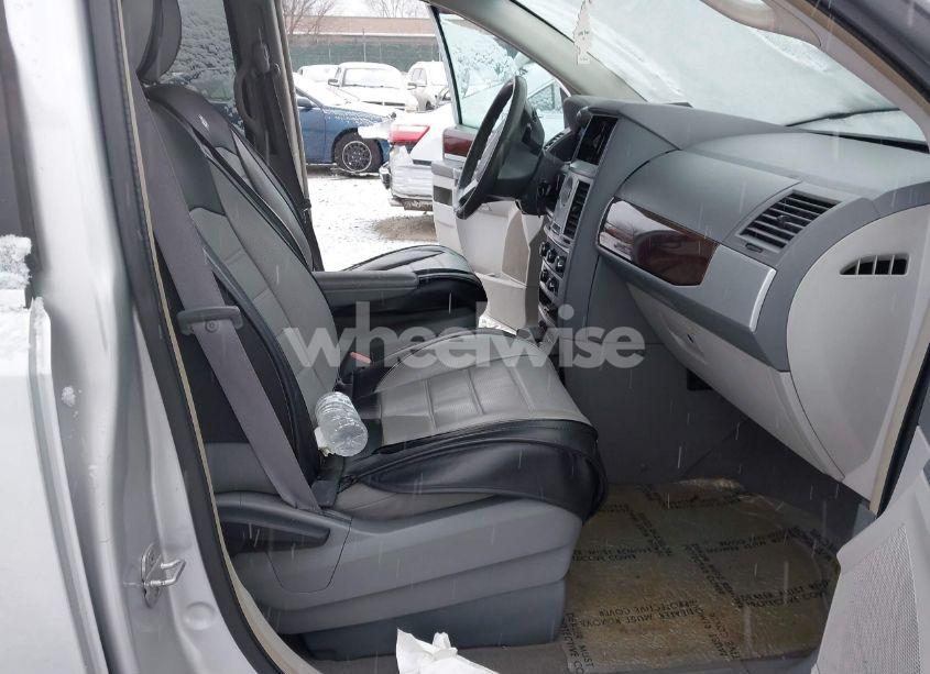 Photo 5 of 2010 Chrysler Town & COUNTRY TOURING (VIN 2A4RR5D15AR278715)