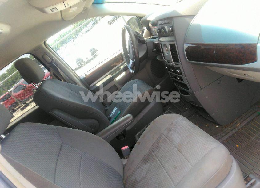 Photo 5 of 2010 Chrysler Town & COUNTRY TOURING (VIN 2A4RR5D15AR329095)