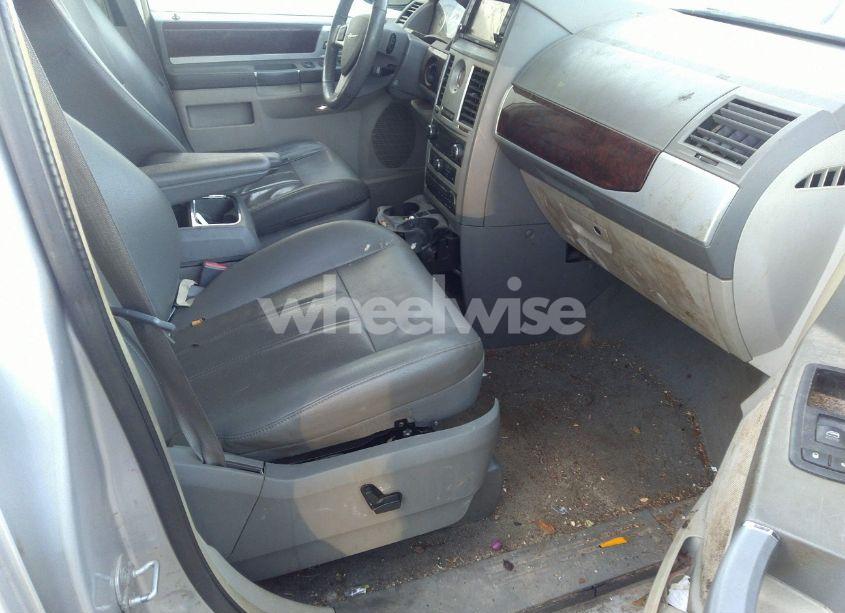 Photo 5 of 2010 Chrysler Town & COUNTRY TOURING (VIN 2A4RR5D16AR137264)