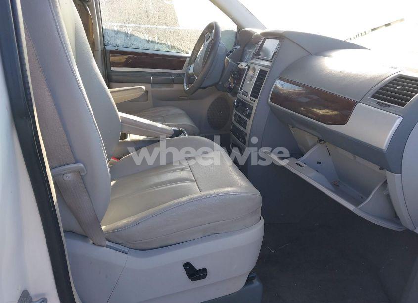 Photo 5 of 2010 Chrysler Town & COUNTRY TOURING (VIN 2A4RR5D16AR142951)