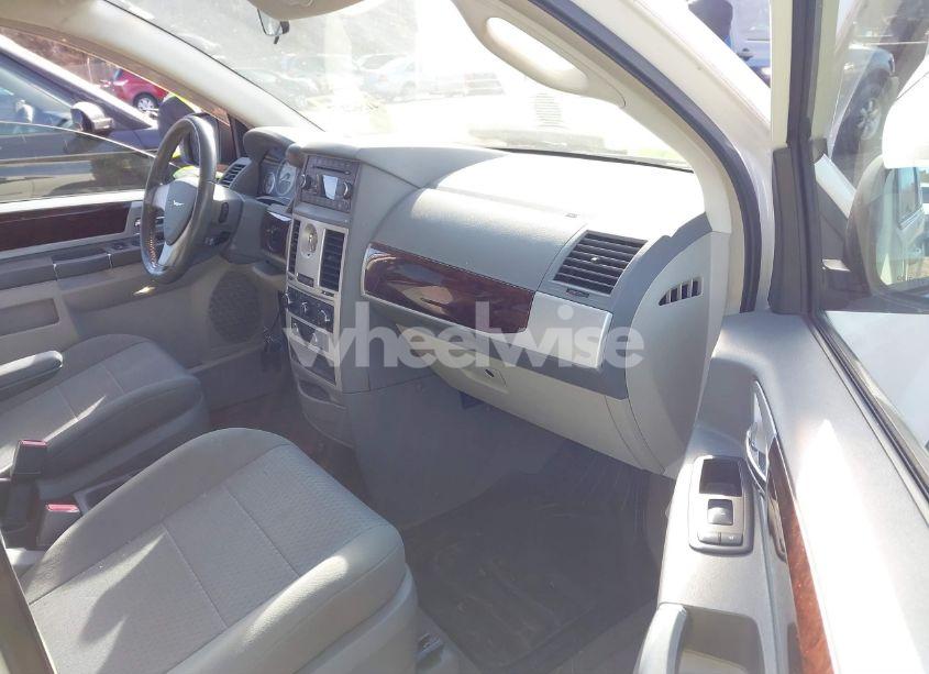 Photo 5 of 2010 Chrysler Town & COUNTRY TOURING (VIN 2A4RR5D16AR249370)