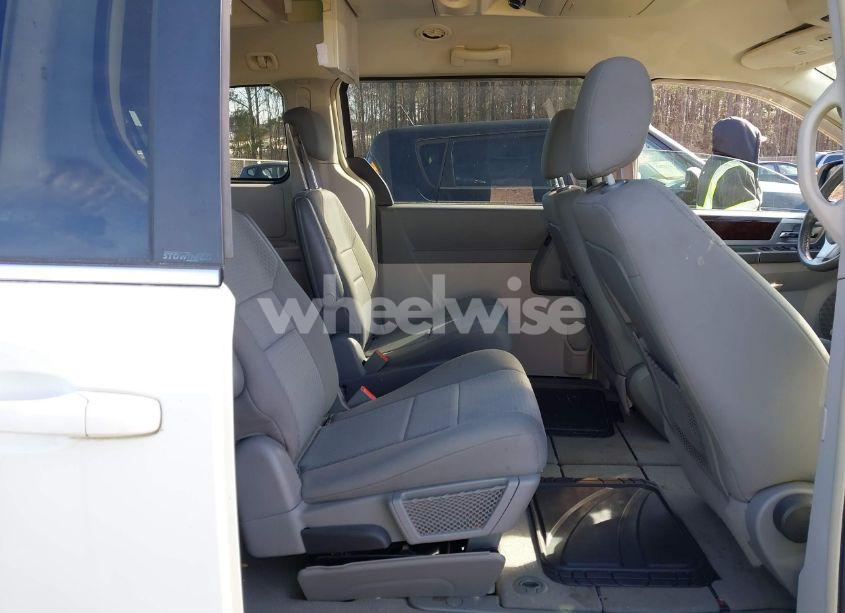 Photo 8 of 2010 Chrysler Town & COUNTRY TOURING (VIN 2A4RR5D16AR249370)