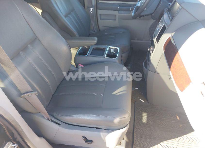 Photo 5 of 2010 Chrysler Town & COUNTRY TOURING (VIN 2A4RR5D17AR169995)