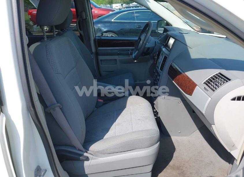 Photo 5 of 2010 Chrysler Town & COUNTRY TOURING (VIN 2A4RR5D17AR189762)